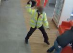 Британски охранител наби с каската си крадец (видео)