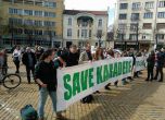 Активисти протестират срещу глобата за спане на плажа, депутати се срещат с тях (снимки и видео)