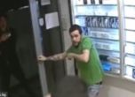 Продавачи спряха въоржъен мъж при опит за обир (видео)