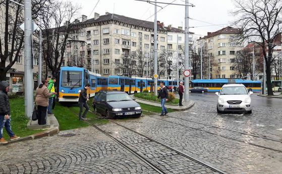 Кола заседна на "зелените релси" в София и блокира трамваите