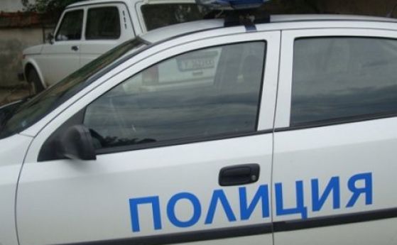 Полицаи предотвратиха меле в ботевградско село, мъж нападна униформените с брадва