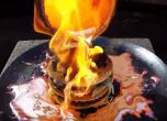 Какво става, като изсипем разтопена мед върху бургер от МакДоналдс (видео)