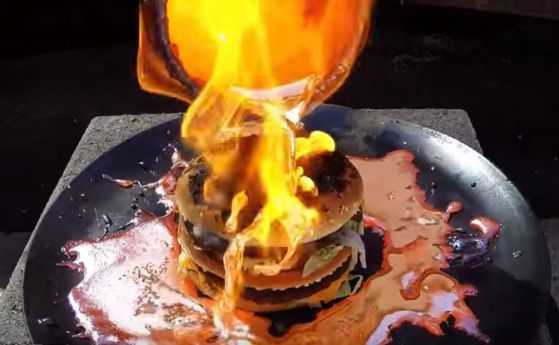 Какво става, като изсипем разтопена мед върху бургер от МакДоналдс (видео)