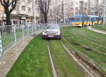Кола на Външно също нагази в тревата на "зеления трамвай"