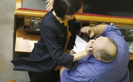 Украинска депутатка издра колега, в парламента се сбиха два пъти