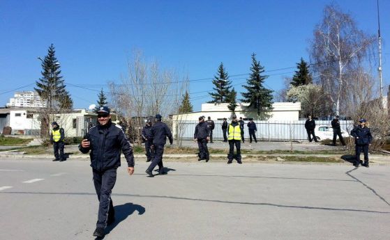 Десетки полицаи пазят протеста срещу молитвения храм в "Люлин" (снимки)