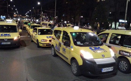 Протест на такситата блокира Орлов мост (снимки)