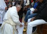 Папата изми и целуна краката на 12 бежанци