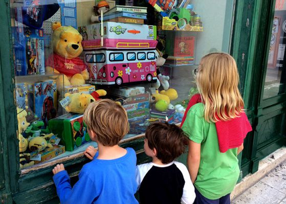 Британци осиновяват българче на 3 г., непълнолетната му майка джебчийка го изоставила