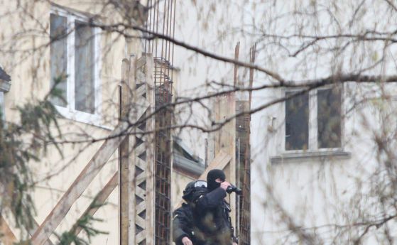 Спасиха съпругата на барикадиралия се в "Стрелбище" мъж (обновена в 15.00 ч.)
