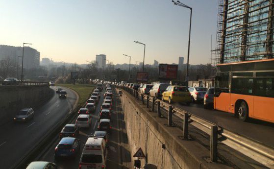 Задръствания и объркани шофьори по новите тапи в София (видео)