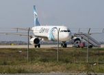 Пътници се евакуираха от самолета в Ларнака, похитителят иска убежище (обновена)