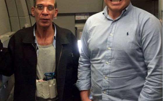 Заложник от Ларнака си направи снимка с похитителя си