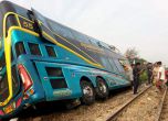 Влак помете пълен с туристи автобус в Тайланд (видео)