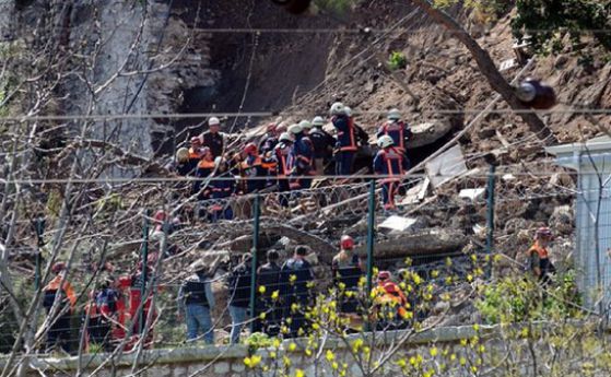 Двама загинаха, след като стена падна в парк в Истанбул
