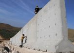 Турция вдигна 300 км стена по границата със Сирия