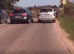 Ненормален шофьор с опасни изпреварвания на пътя (видео)