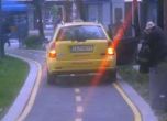 Такси спря на велоалея край злополучния Руски паметник (снимки)