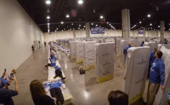 1200 души поставиха нов рекорд за домино от хора и матраци (видео)