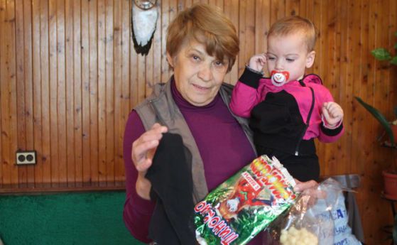 Баба откри траурен шал в зърнени пръчици за внучето си