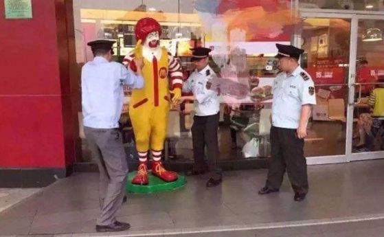 В Китай "арестуваха" клоуна на "Макдоналдс"