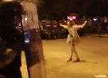 Втора нощ на протест: Камъни и шокови гранати в центъра на Скопие (видео)