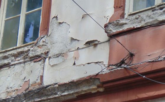 300 сгради в Пловдив като тази, от която падна тухла върху бебе