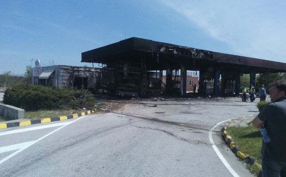 ТИР се вряза в бензиностанция край Пловдив, избухна пожар (видео)