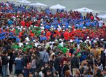 Варненци чупят рекорд на Гинес с жива ДНК верига на плажа (снимки)