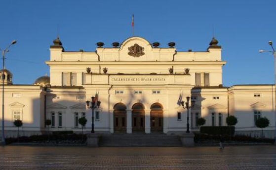 Борисов и Изборният кодекс в парламента, протест отвън