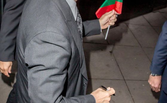 Том Ханкс с подарък българско знаме на премиерата на новия си филм