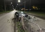 Кола се вряза в ограда в София, шофьорът избяга (СНИМКИ)