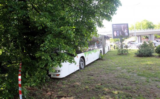 Шофьор на автобус в София почина зад волана (снимки)