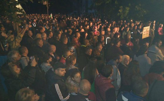 Третата нощ на протест в Раднево премина мирно