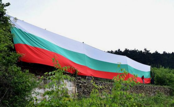 30-метров трибагреник се развя над Сливен