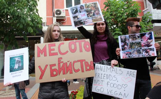 Вегани отвориха протестен "магазин за човешко месо" (снимки и видео)