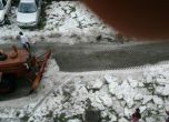 Извадиха снегорини в Ловеч след градушка (снимки)
