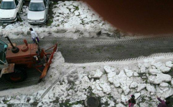 Извадиха снегорини в Ловеч след градушка (снимки)