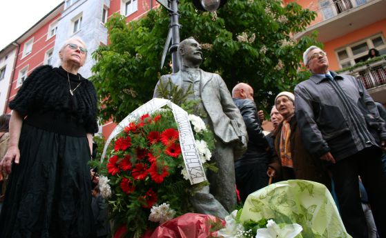 Откриха официално паметника на Алеко Константинов в София (снимки)