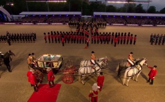 Кралица Елизабет отпразнува юбилея си с бляскаво конно шоу в Уиндзор
