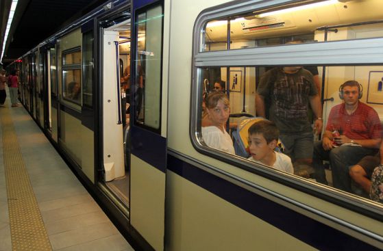 Задържаха жена, опитала да се хвърли под метрото