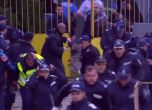 Кадри показват сблъсъците между полиция и фенове в Благоевград (видео)