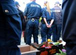 Десетки полицаи пазят няколко кори яйца и кашони с домати на протеста (снимки)
