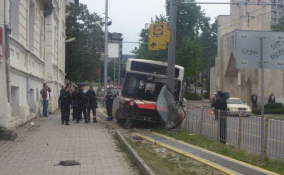 Автобус се вряза в стълб във Варна, 8 са пострадали (обновена)