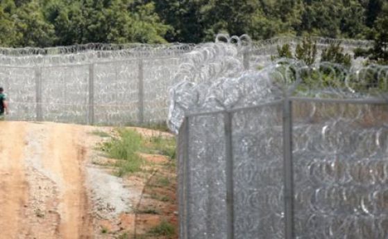 Правителството инспектира строежа на оградата