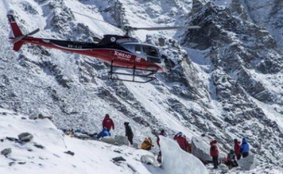 Две жертви, 30 с измръзвания след първите изкачвания на Еверест от 3 г. насам