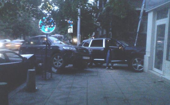 Екшън в София, джип с роми удари друг, забиха се в кооперация(снимки)