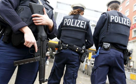 Полицаи в Германия застреляха млад мъж с мачете в ръце