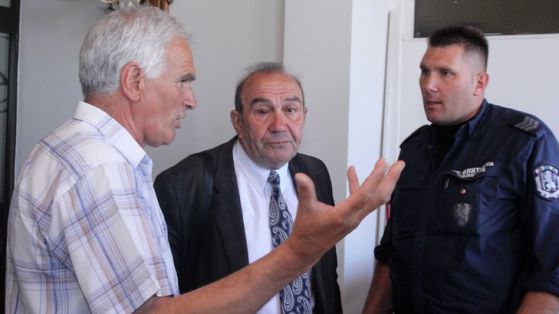 Полиция и Мая Манолова помиряват кметове на националното им събрание