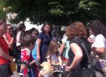 50 родители на протест срещу унищожаването на Фонда за лечение на деца (видео)